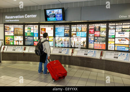 Saint-Louis Missouri, Lambert-St.Aéroport international Louis,STL,terminal,portail,homme homme homme homme,bagages,passagers rider riders,publicité,affichage s Banque D'Images