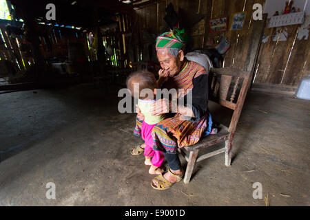 Femme avec enfant vietnamien à Bac Ha accueil village Banque D'Images