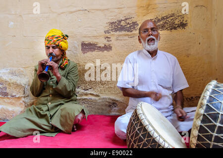 Musiciens folk du Rajasthan effectuant à l'extérieur de Fort Mehrangarh, Jodhpur, Rajasthan Banque D'Images