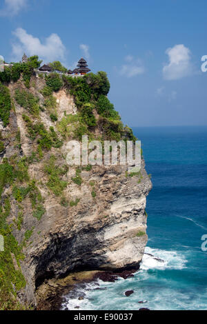 Falaises et Pura Luhur Ulu Watu Temple Bali Indonesia Banque D'Images