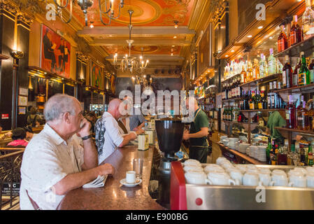 Portugal Lisbonne Baixa Chiado Rua Garrett déco Art Nouveau bar restaurant brasserie Cafe 1920 décor doré orné Brasileira Banque D'Images