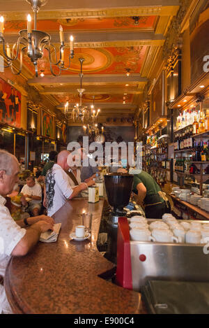 Portugal Lisbonne Baixa Chiado Rua Garrett déco Art Nouveau bar restaurant brasserie Cafe 1920 décor doré orné Brasileira Banque D'Images