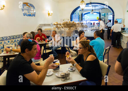 Portugal Lisbonne Pasteis de Belem depuis 1837 pastel de nata tartelettes flan foule boulangerie compteur d'attente intérieur pastelarias Banque D'Images