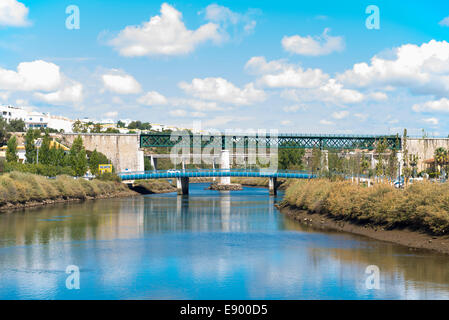 Tavira Algarve Portugal marché port ville des ponts sur la rivière Rio Sequa pont Ponte das Forças Armadas de ciel bleu de l'eau Nuages Banque D'Images