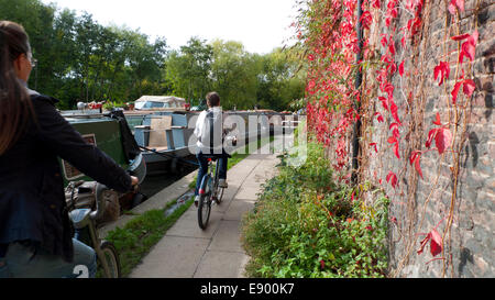 London UK. 16 octobre 2014. Sur une chaude après-midi d'automne cycle femmes en automne par le Regents Canal bateaux près de Kings Cross. KATHY DEWITT/Alamy Live News Banque D'Images