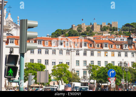 Château de Lisbonne Portugal Castelo de Sao Jorge de Praça Rossio trafic Dom Pedro IV feux piétons Sao Domingos église Igreja Banque D'Images