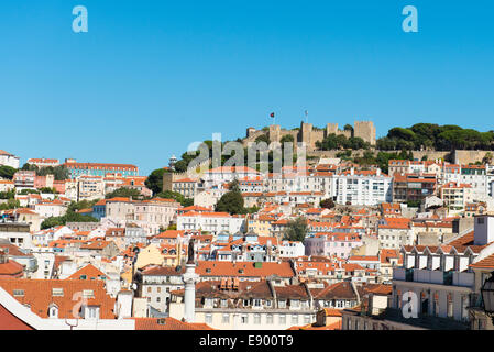 Château de Lisbonne Portugal Castelo de Sao Jorge rempart remparts cityscape de Baixa bâtiments propriétés hill top blue sky Banque D'Images