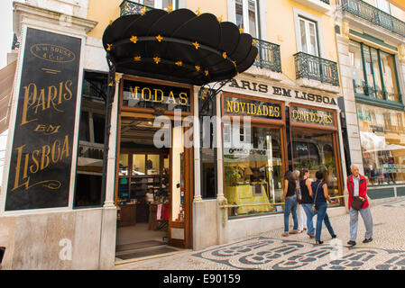 Portugal Lisbonne Baixa Chiado Rua Garrett rue commerçante piétonne pavée ancienne mode vêtements boutique boutique art déco une de Sousa Banque D'Images