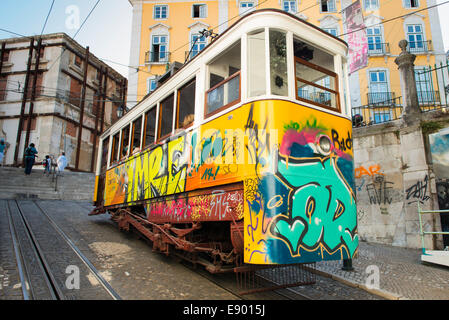 Portugal Lisbonne Ascenseur ascenseur incliné funiculaire Elevador Ascensor da Glória grafiti graffiti train électrique tramway graffittti Banque D'Images