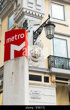 Portugal Lisbonne Bairro Alto Metro underground tube subway sign entrée logo Largo do Chiado balcon station street light Banque D'Images