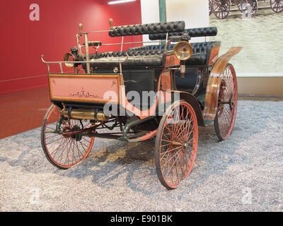 La Peugeot Phaetonnet type 8 de 1893, une automobile vintage avec un moteur 2 cylindres, 3 chevaux, et une vitesse de pointe de 20 km/h, capturée dans une photo historique. Banque D'Images