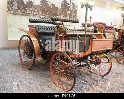 La Peugeot Phaetonnet type 8 de 1893 est un modèle automobile ancien avec un moteur 2 cylindres, 3 chevaux et une vitesse de pointe de 20 km/h. Il représente un moment clé dans l'histoire automobile avec son design innovant. Banque D'Images