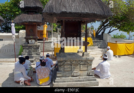 Les gens priant Pura Luhur Ulu Watu Temple Bali Indonesia Banque D'Images