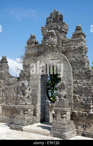 L'entrée en pierre du Temple Pura Luhur Ulu Watu Bali Indonésie Banque D'Images