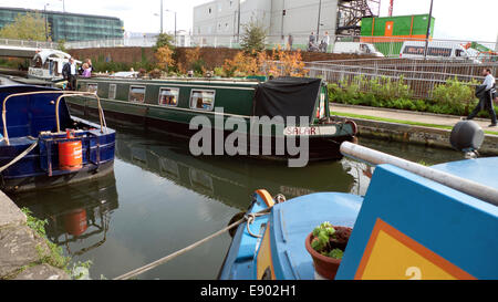 London UK. 16 octobre 2014. Par une chaude après-midi d'automne un grand classique des croisières le long du Regents Canal passé bateaux amarrés près de Kings Cross. Credit : Kathy deWitt/Alamy Live News Banque D'Images