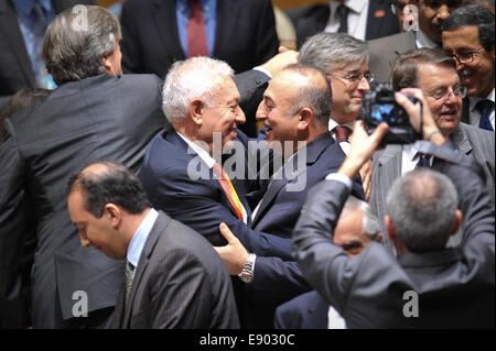 (141016) -- NEW YORK, 16 octobre 2014 (Xinhua) -- le ministre espagnol des affaires étrangères, José Manuel García-Margallo(L, au centre) et son homologue turc Mevlut Cavusoglu (R, centre) s'embrassent après l'Espagne la Turquie vaincue pour devenir un nouveau membre au Conseil de sécurité des Nations Unies, au siège des Nations Unies à New York, le 16 octobre, 2014.L'Angola, la Malaisie, la Nouvelle-Zélande, le Venezuela et l'Espagne jeudi ont été élus par l'Assemblée générale des Nations Unies pour un mandat de deux ans au Conseil de sécurité de l'ONU à partir du 1er janvier 2015, remplaçant les membres sortants de l'Argentine, l'Australie, le Luxembourg, la République de Corée et au Rwanda. (Xinhua/Niu X Banque D'Images