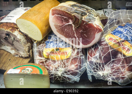 De délicieux fromages de prosciutto affichage tentant et porc terrine dans fenêtre de petit magasin vendant de la charcuterie italienne préparée Banque D'Images