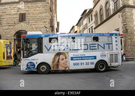 Les autobus de transport public petit à Florence sont une surface de panneaux mobiles pour couvrir complètement la publicité côtés & windows Banque D'Images