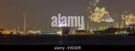 Panorama de nuit départ de Norwegian Getaway paquebot de la Norwegian Cruise Line (NCL) du port de Rotterdam Hollande Pays-Bas Banque D'Images