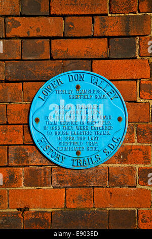 Une plaque bleue avec des informations de la partie inférieure de la Don Valley Sentier historique Sheffield South Yorkshire, UK Banque D'Images