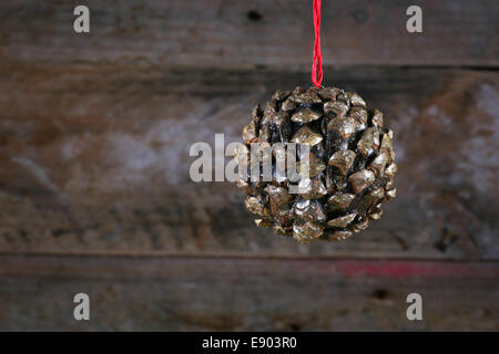 Les pommes de pin en forme de boule de noël la décoration avec ruban sur fond rustique en bois ancien, copy space Banque D'Images