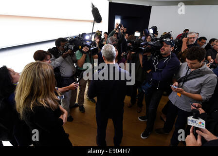 Cupertino, USA. 16 Oct, 2014. Tim Cook, CEO d'Apple, reçoit une interview après un événement au siège d'Apple à Cupertino, États-Unis, le 16 octobre 2014. Source : Xinhua/Alamy Live News Banque D'Images