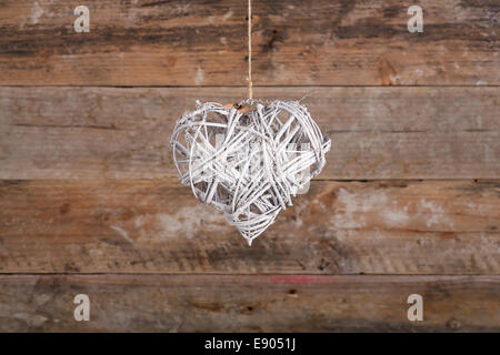 Couronne de Noël blanc en forme de coeur à partir de brindilles de bois peint sur de vieux fond rustique Banque D'Images