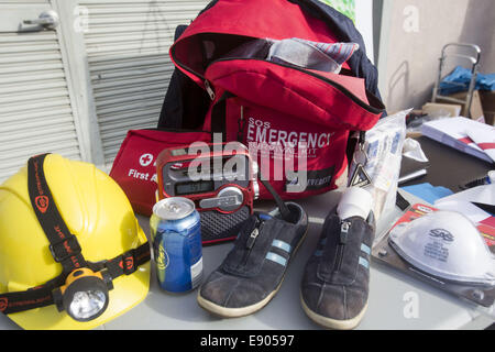 Los Angeles, Californie, USA. 16 Oct, 2014. La trousse de survie d'urgence est affiché pendant le tremblement de terre à grande échelle annuelle perceuse pour se préparer à une éventuelle ampleur-6.7 séisme à Los Angeles, Californie, Jeudi, Octobre. 16, 2014. Environ 10,3 millions de Californiens inscrits pour prendre part à l'exercice annuel qui demande aux participants d''drop'' au sol, prendre 'couvrir'' sous un bureau, une table ou autre surface solide, et 'Hold On'' pendant 60 secondes, comme si un séisme majeur se produisait. Ringo : crédit Chiu/ZUMA/Alamy Fil Live News Banque D'Images