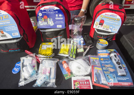 Los Angeles, Californie, USA. 16 Oct, 2014. La trousse de survie d'urgence est affiché pendant le tremblement de terre à grande échelle annuelle perceuse pour se préparer à une éventuelle ampleur-6.7 séisme à Los Angeles, Californie, Jeudi, Octobre. 16, 2014. Environ 10,3 millions de Californiens inscrits pour prendre part à l'exercice annuel qui demande aux participants d''drop'' au sol, prendre 'couvrir'' sous un bureau, une table ou autre surface solide, et 'Hold On'' pendant 60 secondes, comme si un séisme majeur se produisait. Ringo : crédit Chiu/ZUMA/Alamy Fil Live News Banque D'Images