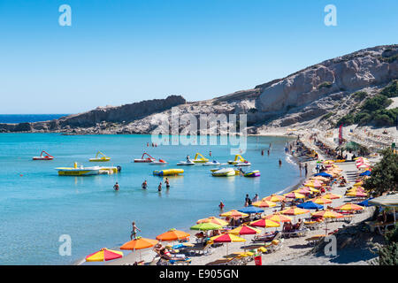 Parasols et bateaux au Paradise Beach à Kefalos Bay, île de Kos, Grèce Banque D'Images