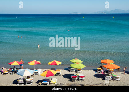 Des parasols au Paradise Beach à Kefalos Bay, Kefalos, Kos, Grèce Banque D'Images