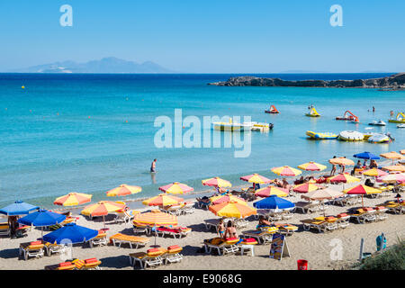 Des parasols au Paradise Beach à Kefalos Bay, Kefalos, Kos, Grèce Banque D'Images