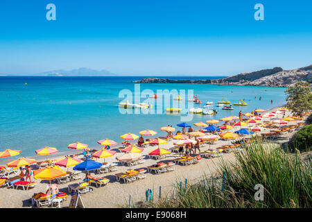 Des parasols au Paradise Beach à Kefalos Bay, Kefalos, Kos, Grèce Banque D'Images