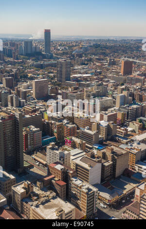 JOHANNESBURG, AFRIQUE DU SUD - gratte-ciel et bâtiments dans le centre du quartier des affaires. Vue aérienne de l'est à partir de la top Carlton Centre Banque D'Images