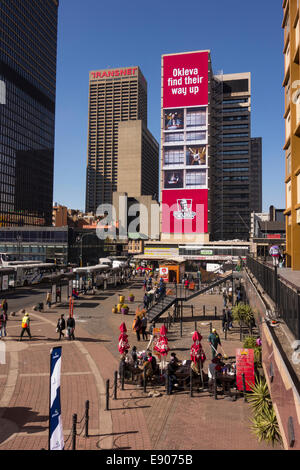 JOHANNESBURG, AFRIQUE DU SUD - Les gens et les bâtiments dans Gandhi Square, au centre-ville centre-ville. Banque D'Images