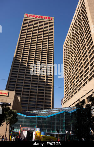 JOHANNESBURG, AFRIQUE DU SUD - bâtiment Transnet Carlton Hotel, à droite, au centre-ville centre-ville. Banque D'Images