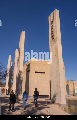 JOHANNESBURG, AFRIQUE DU SUD - Les gens qui entrent dans Musée de l'apartheid. Banque D'Images