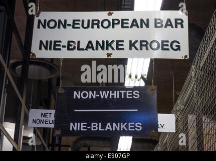 JOHANNESBURG, AFRIQUE DU SUD - noir blanc historique des signes d'isolement à la Musée de l'apartheid. Banque D'Images