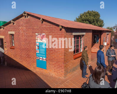 SOWETO, JOHANNESBURG, AFRIQUE DU SUD - guide touristique avec les visiteurs à Soweto accueil de Nelson Mandela, maintenant un musée. Banque D'Images