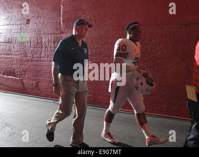 30 août 2014, Los Angeles, CA... Fresno State Bulldogs secondeur intérieur (30) Xavier Ulutu en action la souffrance d'une défaite contre l'USC Trojans 52-13 samedi soir. Les Troyens a dirigé une école- et Pac-12-record de 105 parties tandis que d'accumuler 37 701 premiers downs et verges d'infraction total à Fresno Membres 17 premiers downs et 317 verges, au Los Angeles Memorial Coliseum, le 30 août 2014. (Crédit obligatoire : Jose Marin / MarinMedia.org / Cal Sport Media) (absolument tous - photographe complet, et de l'entreprise Crédit(s) requis) Banque D'Images