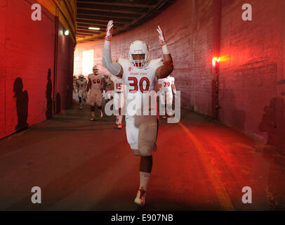 30 août 2014, Los Angeles, CA... Fresno State Bulldogs secondeur intérieur (30) Xavier Ulutu en action la souffrance d'une défaite contre l'USC Trojans 52-13 samedi soir. Les Troyens a dirigé une école- et Pac-12-record de 105 parties tandis que d'accumuler 37 701 premiers downs et verges d'infraction total à Fresno Membres 17 premiers downs et 317 verges, au Los Angeles Memorial Coliseum, le 30 août 2014. (Crédit obligatoire : Jose Marin / MarinMedia.org / Cal Sport Media) (absolument tous - photographe complet, et de l'entreprise Crédit(s) requis) Banque D'Images