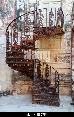 Fer forgé ancien escalier en colimaçon de Mehrangarh Fort, Rajasthan, Jodhpur, Inde Banque D'Images