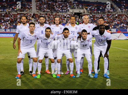 14.10.2014. En Floride, aux États-Unis. L'équipe nationale Mens nous posent pour une photo de l'équipe avant un match amical entre l'équipe nationale US et le Honduras au stade de la FAU à Boca Raton, Floride États-Unis Defender Matt Besler (5), le milieu de terrain des Etats-Unis Graham Zusi (19), États-Unis (le milieu de terrain Alejandro Bedoya 11), United States Defender Greg Garza (14), États-Unis l'avant l'UNICEF demande (17), États-Unis Jermaine Jones au poste (13), États-Unis l'avant Clint Dempsey (8), le milieu de terrain des États-Unis (10) Mélange Diskerud, United States Defender Timmy Chandler (21), United States Mi Banque D'Images