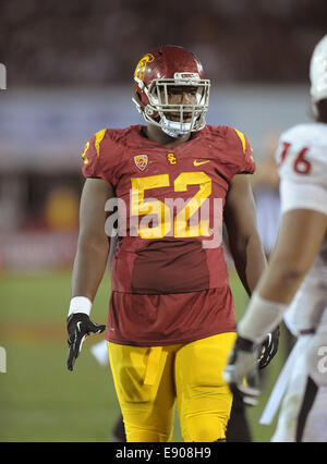 30 août 2014, Los Angeles, CA. USC Trojans attaquer défensives (52) Delvon Simmons dans l'action de battre les fresno State bulldogs 52-13 samedi soir. Les Troyens a dirigé une école- et Pac-12-record de 105 parties tandis que d'accumuler 37 701 premiers downs et verges d'infraction total à Fresno Membres 17 premiers downs et 317 verges, au Los Angeles Memorial Coliseum, le 30 août 2014. (Crédit obligatoire : Jose Marin/MarinMedia.org/Cal Sport Media) (absolument tous - photographe complet, et de l'entreprise Crédit(s) requis) Banque D'Images