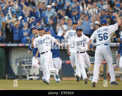 Kansas City, Missouri, États-Unis. 15 Oct, 2014. Norichika Aoki (Royals), groupe de l'équipe : MLB Norichika Aoki (23) et Terrance Gore (0) des Royals de Kansas City célébrer avec ses coéquipiers après avoir remporté la Ligue américaine en Ligue Majeure de Baseball championnat de série Jeu 4 à Kauffman Stadium à Kansas City, Missouri, USA . © AFLO/Alamy Live News Banque D'Images
