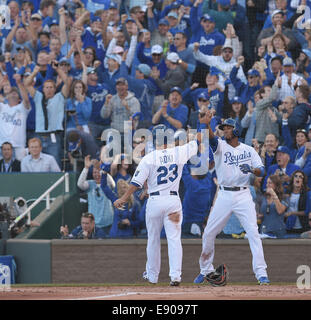 Kansas City, Missouri, États-Unis. 15 Oct, 2014. Norichika Aoki, Alcides Escobar (Royals) MLB : Norichika Aoki (23) et Alcides Escobar (R) de Kansas City Royals claque les mains après avoir tous deux obtenu dans la 1ère manche au cours de la ligue américaine en Ligue Majeure de Baseball championnat de série jeu 4 contre les Orioles de Baltimore au Kauffman Stadium à Kansas City, Missouri, USA . © AFLO/Alamy Live News Banque D'Images