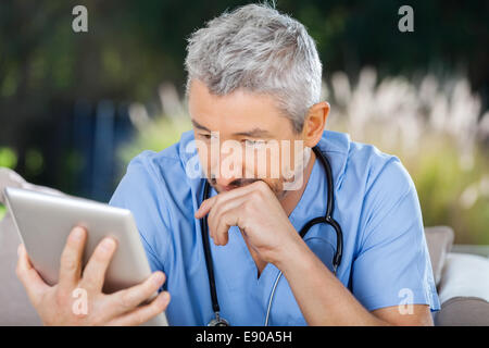 Male doctor using tablet pc Banque D'Images