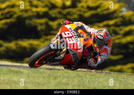 Phillip Island, Australie. 17 octobre, 2014. Champion du Monde MotoGP 2014 Marc Marquez tourne selon l'angle Lukey Heights à l'île de Phillip Island Grand Prix circuit lors des essais libres 2 du Grand Prix Moto d'Australie. Marquez, équitation pour Repsol Honda MotoGP Team a terminé la journée à la deuxième place derrière sa compatriote Espagnol Jorge Lorenzo. Credit : Russell Hunter/Alamy Live News Banque D'Images