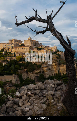 Gordes Provence Village encadré par Tree Banque D'Images