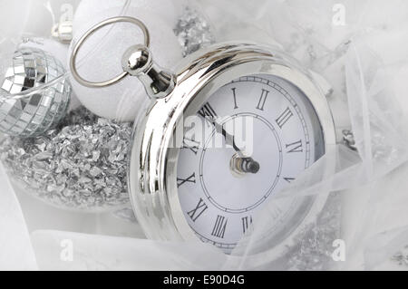 Horloge argent retro style donnant sur minuit Banque D'Images